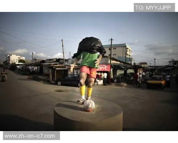 用软陶打造足球球星雕像 细致工艺还原球场英雄风采